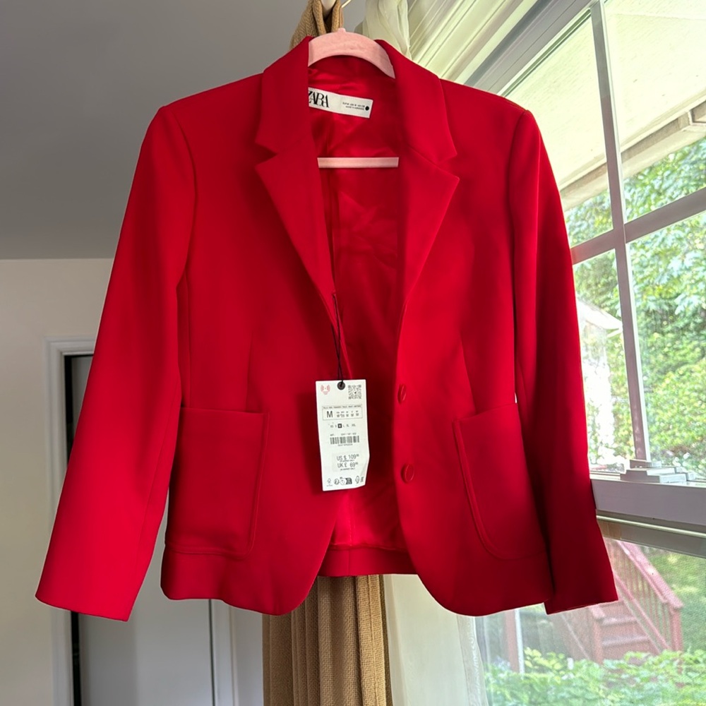 It’s brand new Zara’s blazer with tag in size M